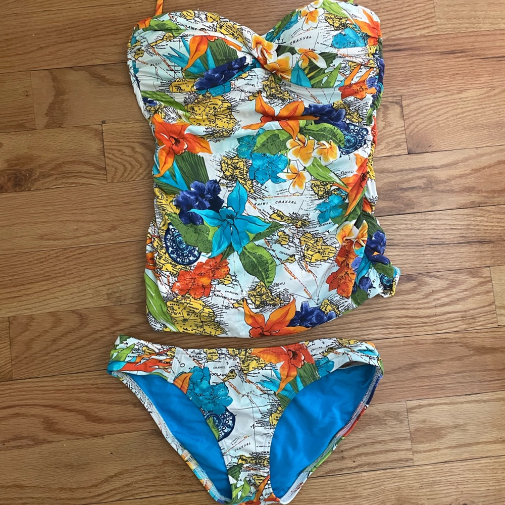 Two pieces only wore once. Island map printed